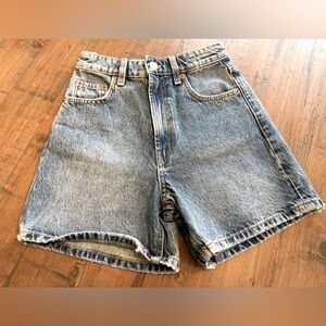 Zara high rise denim woman’s short. Size 0. Excellent condition.